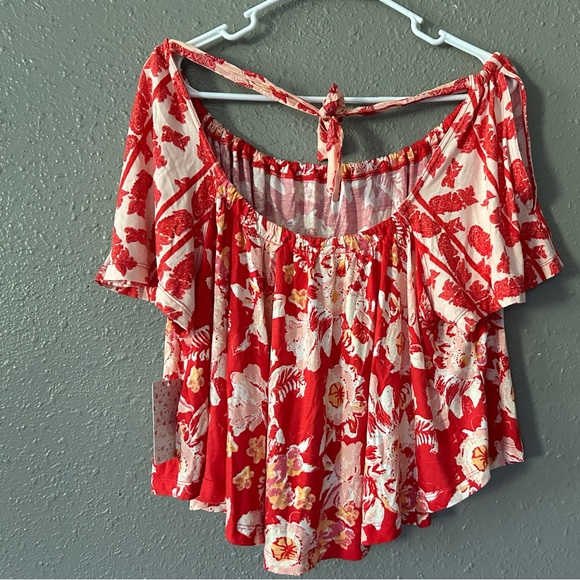 Free People Baja Babe Red Floral Print Tie Back Cold Shoulder Tee Size XS NWT - Picture 9 of 11
